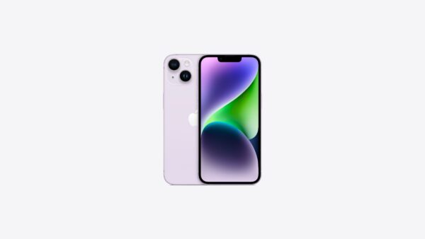 На белом фоне изображены два телефона iPhone 14, стоящие бок о бок. Телефон слева, который показывает заднюю часть, имеет светло-фиолетовый цвет корпуса. На задней панели в левом верхнем углу расположены две камеры и вспышка. Логотип Apple размещен по центру задней панели. Телефон справа, который показывает переднюю часть, имеет экран с динамическими обоями, состоящими из градиентов фиолетового, зеленого и голубого цветов, формирующих изогнутый рисунок. Лицевая панель телефона черная.