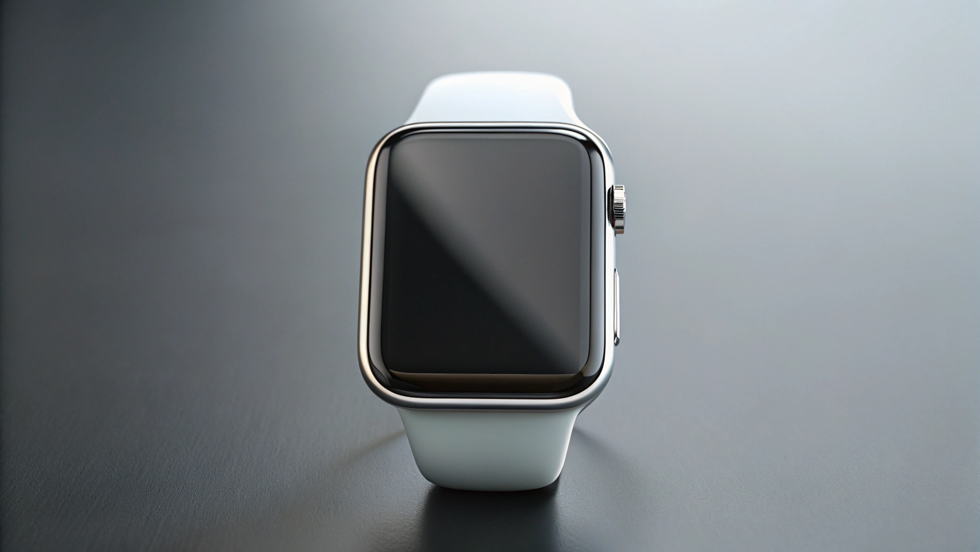 На снимке изображены умные часы Apple Watch SE 2020 из алюминия с белым ремешком и серебристым корпусом. Экран часов черный, на нем виден отраженный свет. С правой стороны корпуса часов находится заводная головка и продолговатая кнопка. Фон изображения серый и имеет градиент.